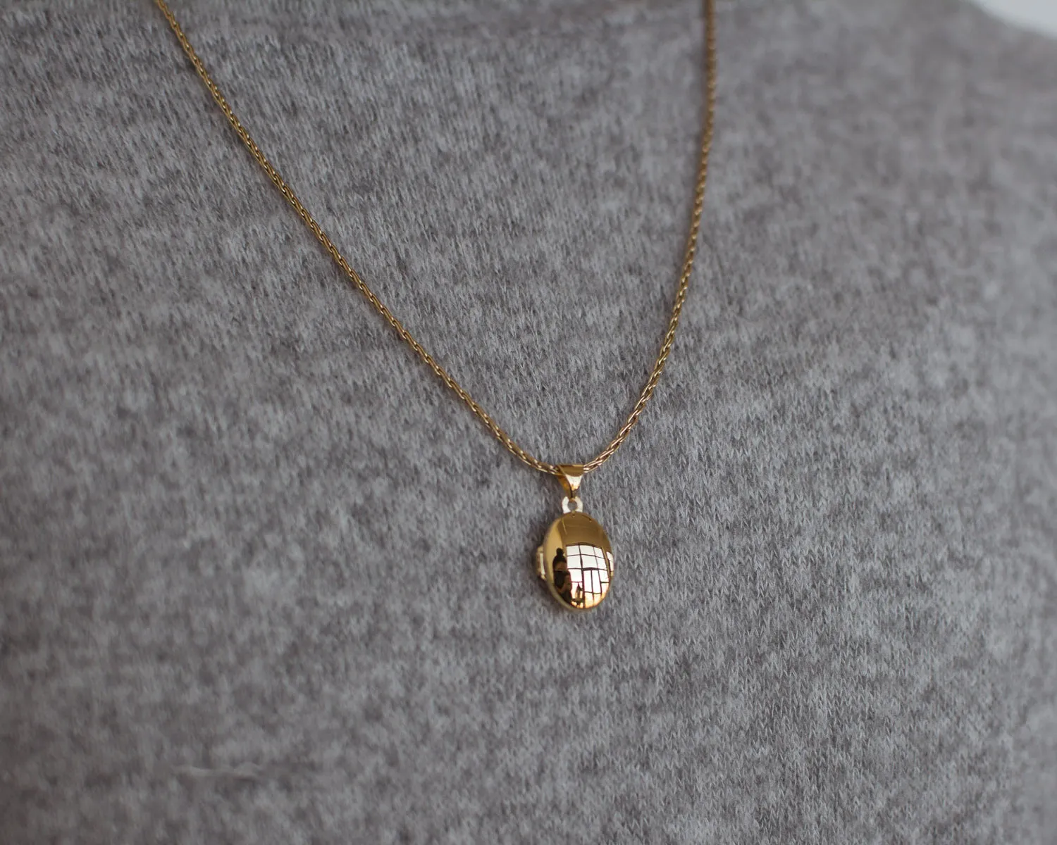 14K Yellow Gold Classic Oval Locket Pendant, 16mm x 13mm