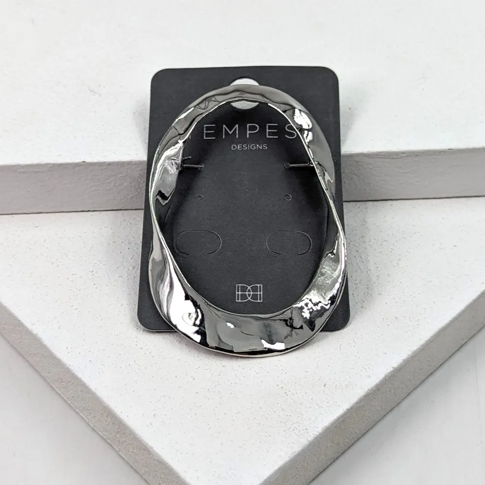 Contemporary twisted oval brooch