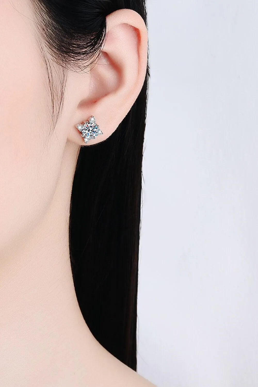 Elegant 2 Carat Moissanite Clover Leaf Stud Earrings: A Luxurious Touch of Charm