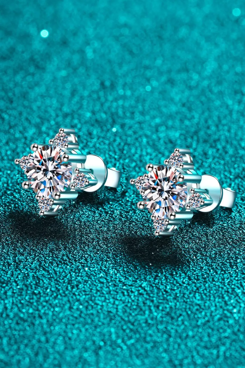 Elegant 2 Carat Moissanite Clover Leaf Stud Earrings: A Luxurious Touch of Charm