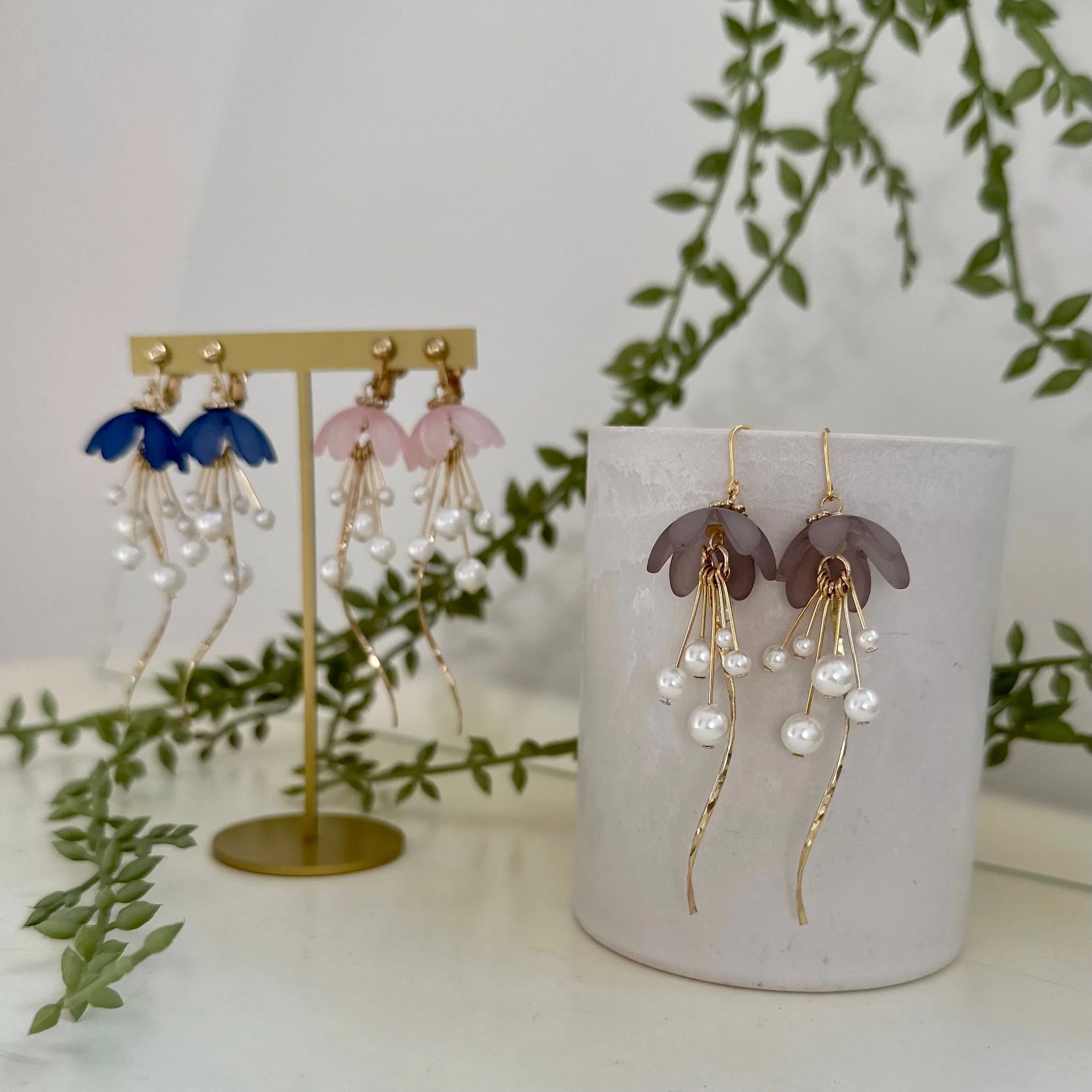 Fluctuating Flower Jellyfish Pierced earrings, Clip-on earrings