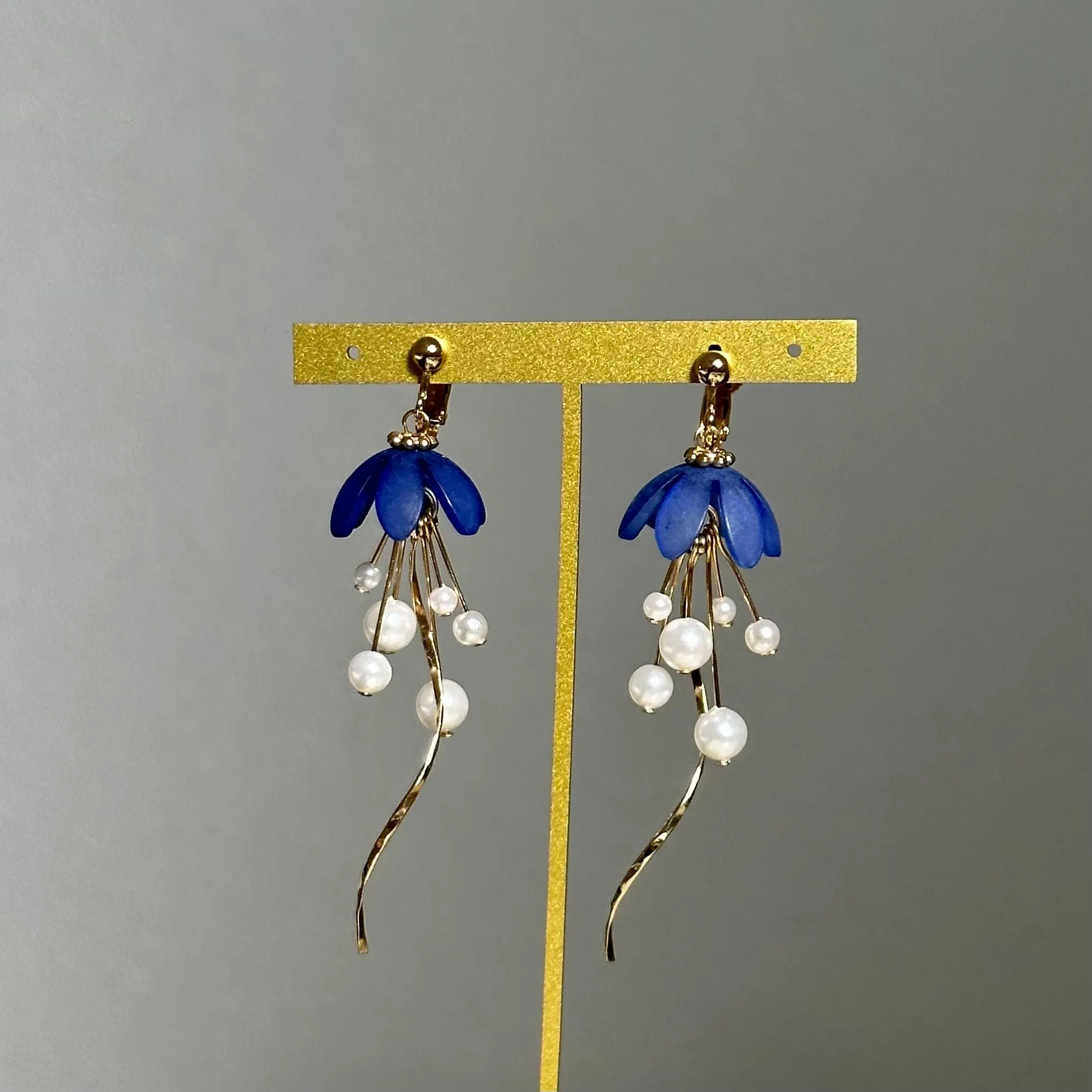 Fluctuating Flower Jellyfish Pierced earrings, Clip-on earrings