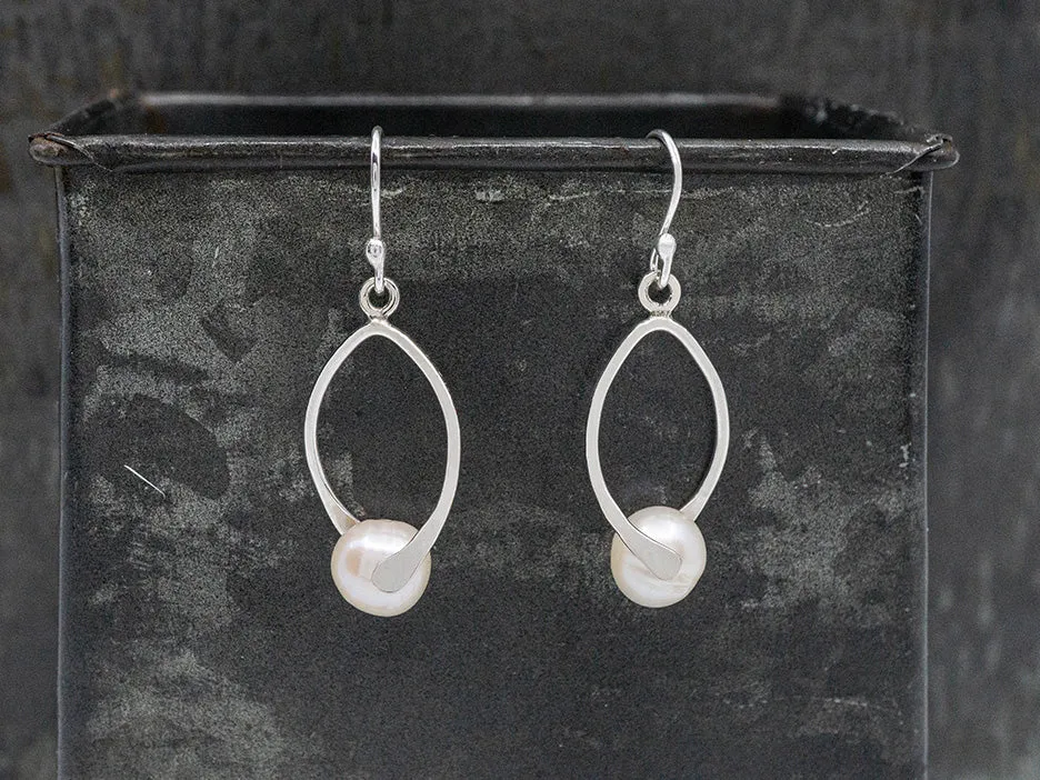 Graceful Pearl Earring on Hook