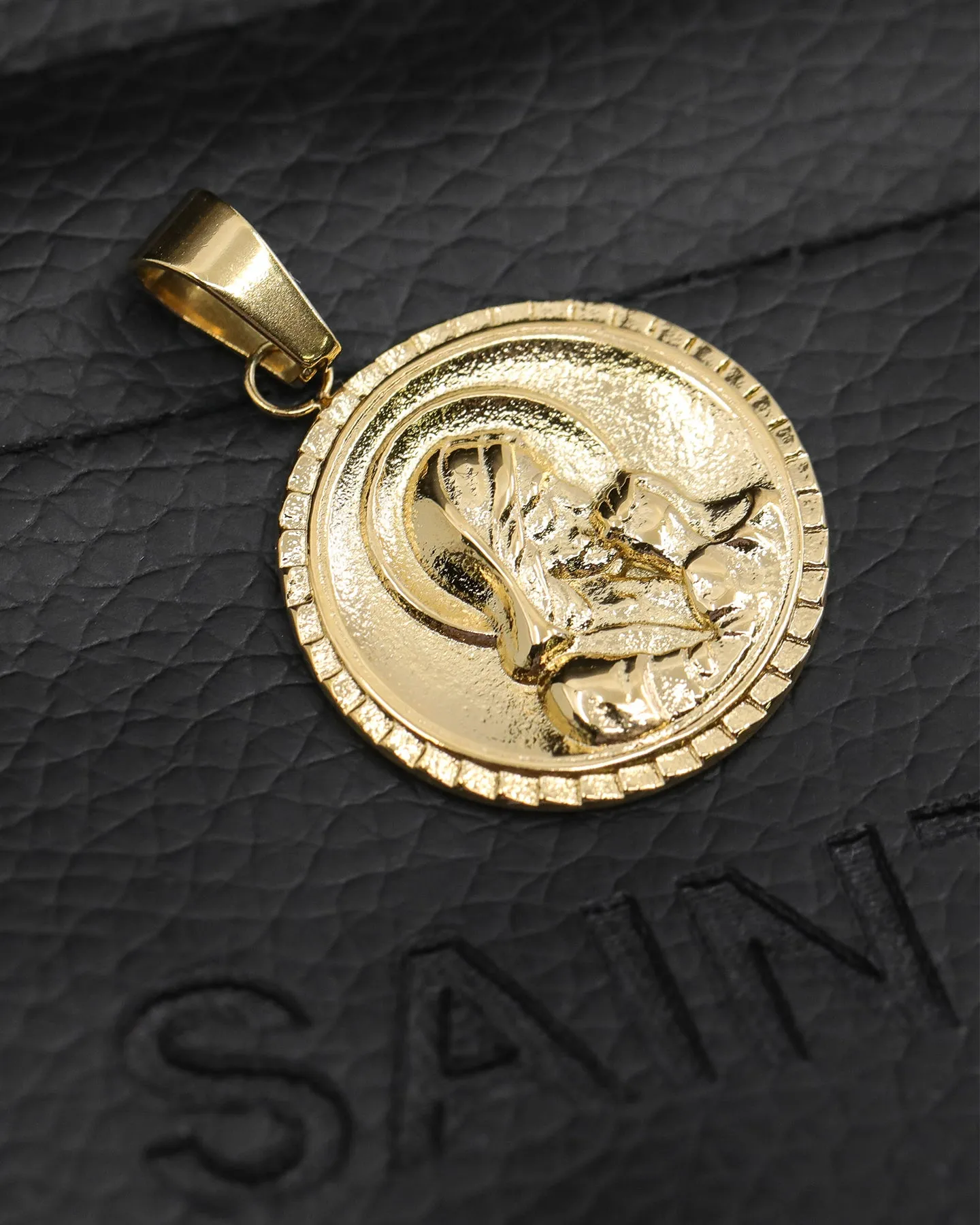 Saint Morta Men's Circular Jesus Pendant Gold